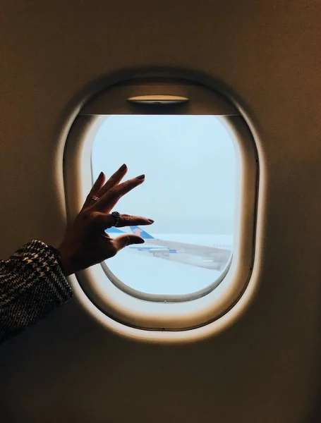 Рука Вікні Над Небом Літаком Фото Крізь Вікно — стокове фото