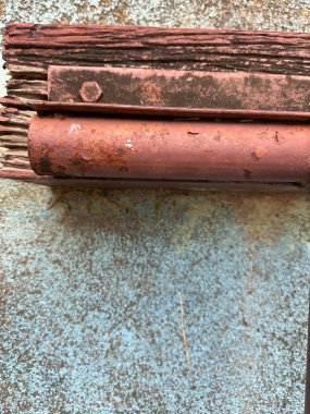 Grunge duvar arka planı. Eski boyanmış beton duvar, eski duvar arka planı, paslı metal ve ahşap, eski ahşap, doku boyası, çimento dokusu, toprak arka plan.