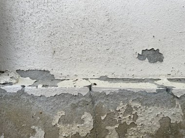 Beton duvar arkaplan görüntüsü, duvardan kazınmış boya, zemin çatlamış, ev boyası soyulmuş, zemin şişmiş..