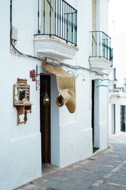 Calle con casas blancas del pueblo de Vejer de la Frontera, Cdiz 