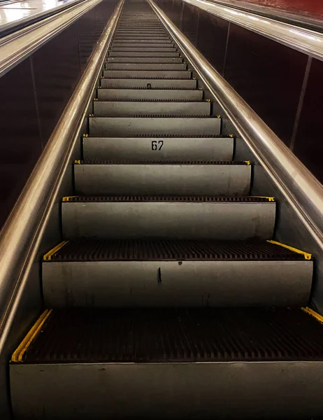 Escalera Metro Bajo Tierra Escalera Hacia Arriba Escalera Mecánica Metro — Foto de Stock