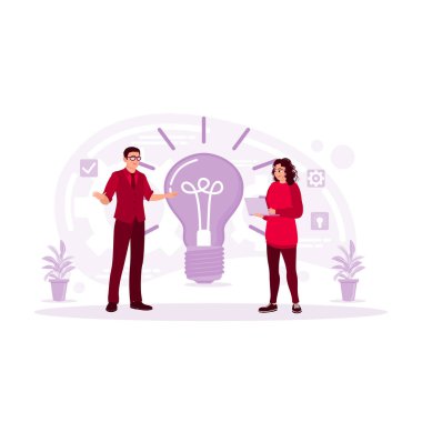 Mutlu iş adamları yeni fikirleri paylaşıyor ve iş fikirlerini gruplar halinde tartışıyor. Ofis arkadaşları dijital cihazlar kullanıyor. Tablet, dizüstü bilgisayar, şirket konuşması. Modern vektör düz resimleme eğilimi