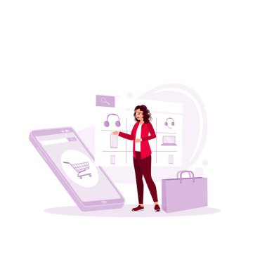 Bir kadının elinde tuttuğu akıllı telefon ekranındaki online alışveriş merkezi. Cep telefonuyla internetten alışveriş yapan bir dükkan. Modern vektör düz resimleme eğilimi.