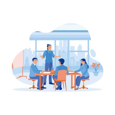 Olgun bir adam ofiste çeşitli iş arkadaşlarıyla toplantılar düzenler. Meslektaşlar toplantı liderinin açıklamasını dinler ve fikir alışverişinde bulunurlar. İş yerindeki iş adamları konsepti. Modern vektör düz resimleme eğilimi