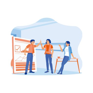 Ofisteki bir toplantıda beyaz tahtanın yanında duran mutlu genç iş adamı. İş başarısı için meslektaşlarımıza bir beşlik çakın. Mutlu iş adamları şirket konseptinde başarıyı kutluyorlar. trend modern vektör düz illüstrasyon