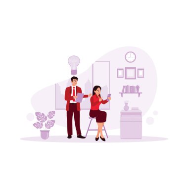 Çeşitli dost canlısı iş arkadaşları ofisteki defterleri ve akıllı telefonları kullanır. Fikirlerini paylaşıyorlar ve iş projelerini tartışıyorlar. Ofis kavramı. Modern vektör düz resimleme eğilimi