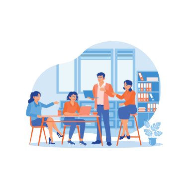 Ofisteki toplantılarda dizüstü bilgisayar kullanan çeşitli ve mutlu meslektaşlar. Onlar mali istatistikleri tartışmak için bir ofis odasında bir araya geldiler. Brifing konsepti. trend modern vektör düz illüstrasyon