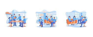 Ofis lobisinde çalışan çok kültürlü iş adamları. Birlikte çalışma alanında otururken gülümseyen bir grup mutlu iş adamı. Yeni bir proje üzerinde çalışan genç girişimciler.