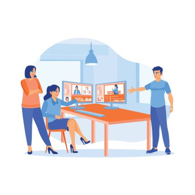 Meslektaşlar bunu ofisteki kadın editörle tartışıyor. Yaratıcı bir ajans bürosundaki bir film kayıt projesinde birlikte çalışıyoruz. Video düzenleyici konsepti. Modern vektör düz resimleme eğilimi