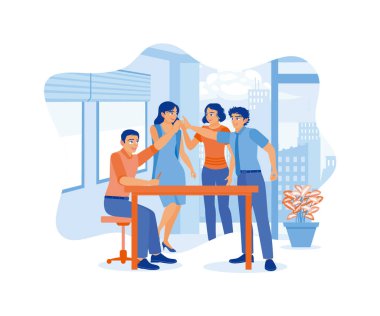 Mutlu iş adamları beşlik çakıyor. Bir grup mutlu insan ofis içinde başarıyı kutluyor. Kutlama konsepti. Düz vektör illüstrasyonu.