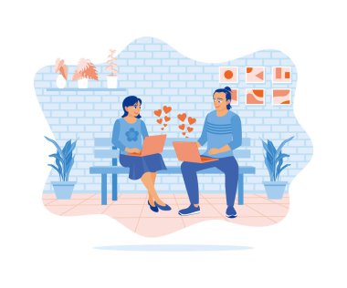 Evin içinde sandalyede oturan genç bir çift. Laptop ekranından birbirinize kalp sembolleri yollayın. Online flört konsepti. Düz vektör illüstrasyonu.