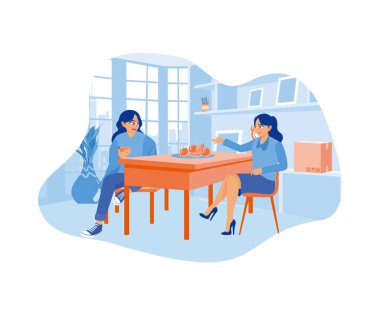 Uzun saçlı, akıllı telefonunu karıştıran genç bir kadın. Evde arkadaşıyla kahvaltı ederken. Rahatlarken yemekten zevk alan iki kadın. Gülümseyen kadın arkadaşlar evde çay içiyorlar. düz vektör modern illüstrasyon