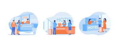 Resepsiyonist çalışma masasında duruyor. Turistler otele giriş yapıyor. Resepsiyonist konuğa oda anahtarını verir. Otel resepsiyonisti konsepti. Düz vektör resimlemesini ayarla.