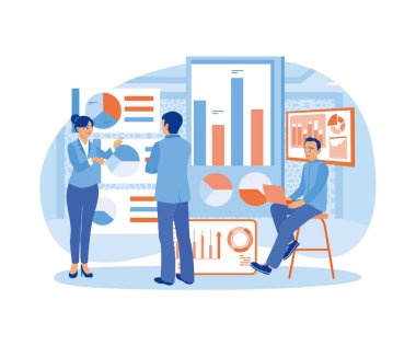 Ofis çalışanı bilgi verilerini inceliyor. Kadın yönetici meslektaşlarına bilgi verilerini açıklıyor. Veri analisti konsepti. Düz vektör illüstrasyonu.