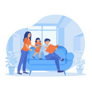 Genç ebeveynler oturma odasında kızlarına bir kitap okudular. Ebeveynler boş zamanlarını çocuklarla geçirirler. Annelik ve babalık izni kavramı. Düz vektör illüstrasyonu.