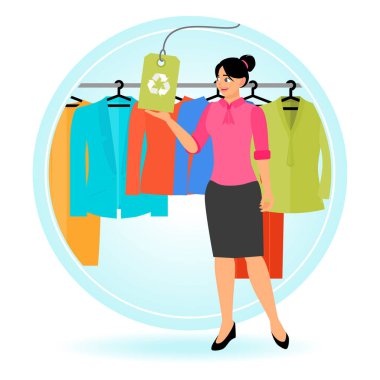 Sürdürülebilir bir moda etiketi sergileyen bir kadın geri dönüşüm tabelasını bir askıda giysi ile tasvir ediyor. Atık Azaltma Konsepti.