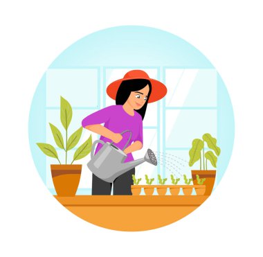 Evdeki sebze bahçesinde sulama kabıyla saksıyı sulayarak taze bitkilerle ilgilenen şapkalı bir kadın. Bitkilerle ilişkili eğlence ve farkındalık. Ev bahçesi konsepti.