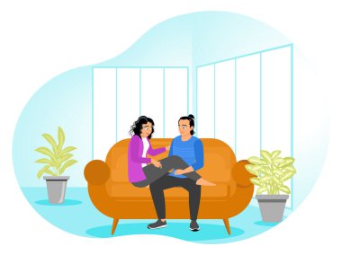 Modern bir odada koltukta oturan neşeli bir çift saksı bitkileri ve büyük pencere camlarıyla. Gülümsüyorlar ve birlikte vakit geçiriyorlar. Romantik çift birlikte rahatlama konsepti.