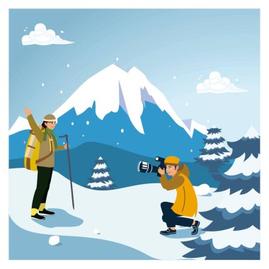 Bir çift dağcı kış tırmanışı yapıyor. Kış ekipmanları ve kıyafetleriyle. Adam ve kadın arka planda karlı dağ ile fotoğraf çekiyorlar. Düz vektör illüstrasyonu.