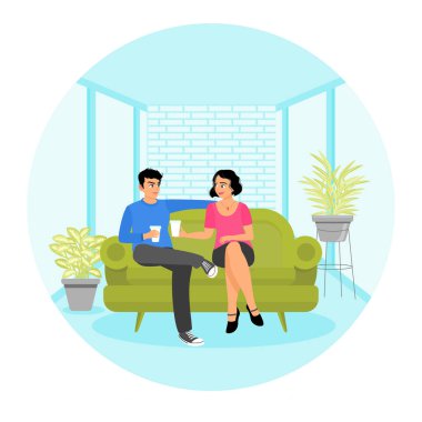 Yeşil bir kanepede oturan bir adam ve kadın şık bir iç mekanda, saksılarla çevrili, ellerinde içkilerle sohbet ediyorlar. Romantik çift birlikte rahatlıyor..