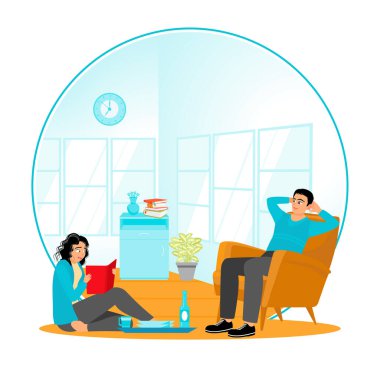 Parlak bir oturma odasında dinlenen bir erkek ve kadın. Kadın kitap okurken erkek rahat bir şekilde bir sandalyeye oturur. Romantik çift birlikte rahatlıyor..