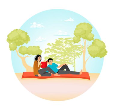 Bir çift, sakin doğa ve parlak güneş ışığıyla çevrili, yemyeşil bir bahçede, bir minderin üzerinde oturmaktan zevk alır. Romantik çift birlikte rahatlıyor..