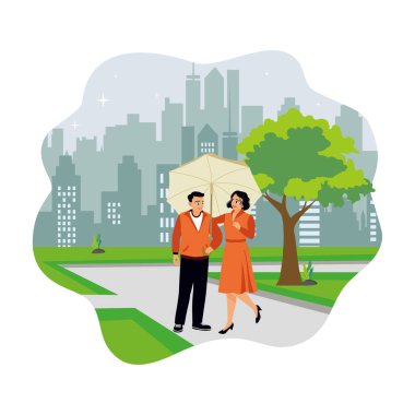 Sakin bir şehir parkında şemsiyelerle birkaç gezinti. Şehir binaları ve yeşilliklerle çevrili.
