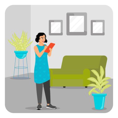 Bir kadın, odanın düzenini düzenleyen bir tablet kullanıyor. Etrafı bitkiler, çerçeveler ve mobilyalarla çevrili. Satılık konsept.