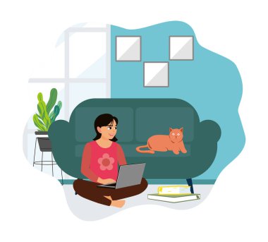 Yerde dinlenen bir kadın. Genç bir kadın rahat bir oturma odasında kedinin eşliğinde laptopunu karıştırıyor..