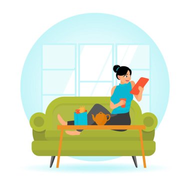 Bir kadın boş zamanlarını kanepede, tablet kullanarak ve masada yemekli kahve içerek geçirir. İnsanlar yeme konsepti.