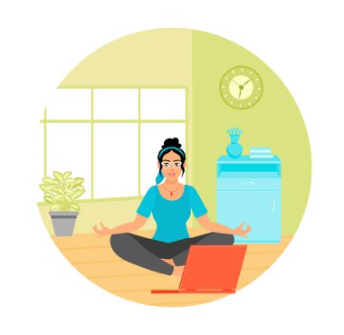 Evde meditasyon yapan, dizüstü bilgisayarla bacak bacak üstüne atmış bir kadın. Farkındalığı ve rahatlığı vurgulamak. Kişisel gelişim koçluğu kavramı.