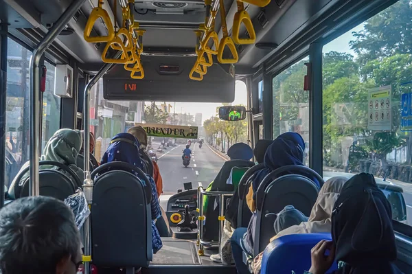 승객용 노란색 손잡이가 트랜스 인도네시아 2023 — 스톡 사진