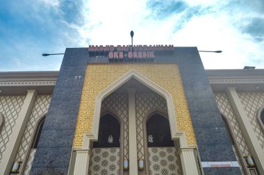 26 Mayıs 2023 'te Endonezya' da muhteşem bir alçak açılı, kahverengi ve sarı camii..