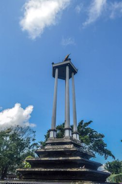 Tulungagung Meydanı 'ndaki büyük anıt, Doğu Java, Endonezya, 30 Haziran 2023.