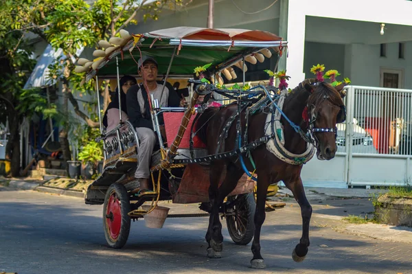 Häst Som Drar Lastad Vagn Gata Indonesien Maj 2023 — Stockfoto