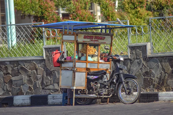 Fleischbällchenverkäufer Verwenden Modifizierte Motorräder Hinter Denen Fleischbällchenwagen Platziert Sind Indonesien — Stockfoto