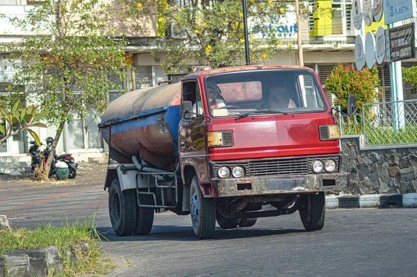 Liten Gammal Röd Tankbil Runt Ett Hörn Indonesien Maj 2023 — Stockfoto