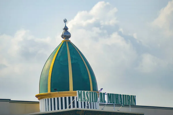 Cúpula Verde Uma Mesquita Contra Céu Nublado Fundo Indonésia Maio — Fotografia de Stock