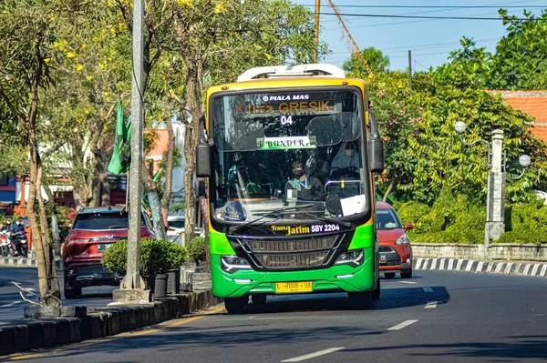 Ein Kleiner Grüner Stadtbus Fährt Auf Einer Städtischen Autobahn Indonesien — Stockfoto