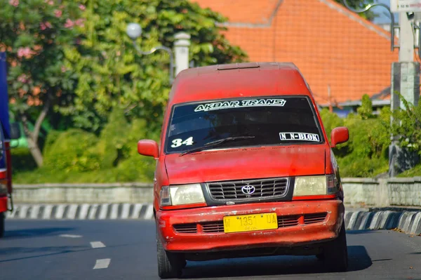 Transporte Público Angkot São Vermelhos Nas Rodovias Indonésias Carro Toyota — Fotografia de Stock