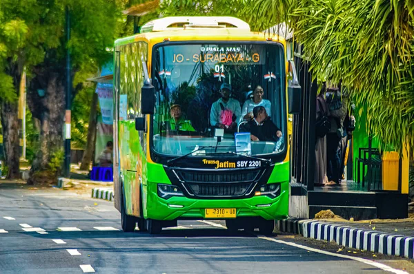 Ένα Πράσινο Trans Jatim Λεωφορείο Που Σταματά Στάσεις Λεωφορείων Isuzu — Φωτογραφία Αρχείου