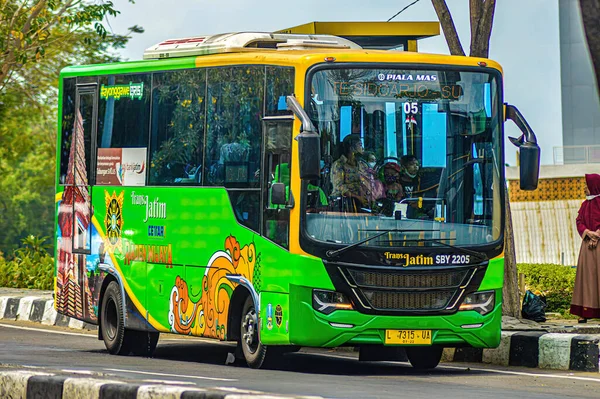 Ein Grüner Trans Jatim Bus Der Bushaltestellen Hält Isuzu Kleinstadtbus — Stockfoto