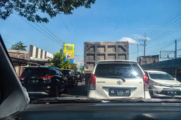 2023年6月30日 印度尼西亚 从车的角度来看交通拥挤的气氛 — 图库照片