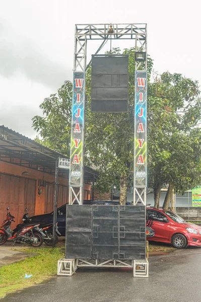 2023 인도네시아의 우드퍼 서랍장으로 구성된 사운드 장비로 시스템 패키지 — 스톡 사진