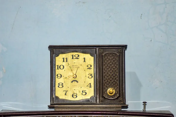Old Antique Wooden Clock Plain Wall Background Indonesia July 2023 — Stock Photo, Image