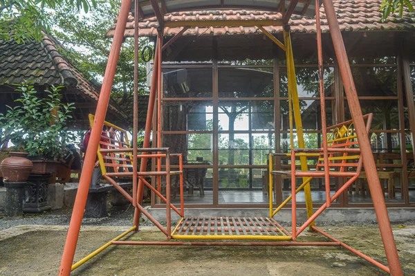 Железный Качели Минималистском Традиционном Яванском Ресторане Индонезия Июля 2023 Года — стоковое фото