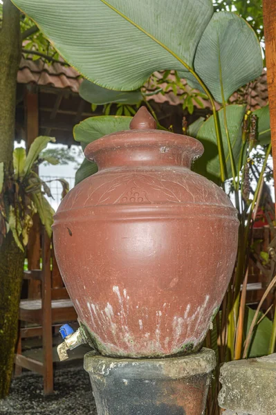 在传统的爪哇餐馆里用水龙头洗手的壶 — 图库照片