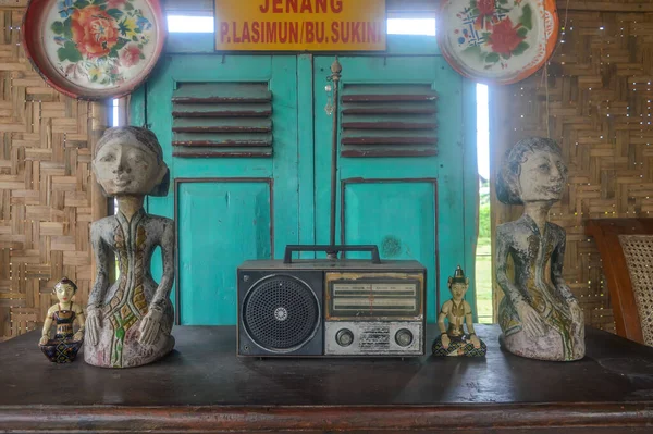 Старое Антикварное Аналоговое Радио Некоторые Традиционные Яванские Статуи Деревянном Столе — стоковое фото
