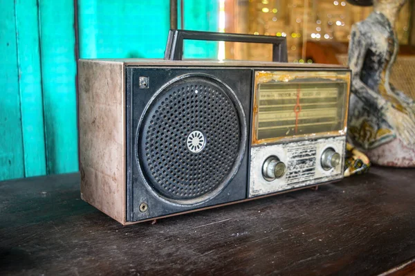 Ένα Παλιό Κλασικό Αναλογικό Ραδιόφωνο Ένα Ξύλινο Τραπέζι — Φωτογραφία Αρχείου