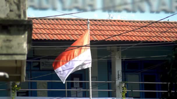 Een Indonesische Vlag Wapperend Voor School — Stockvideo